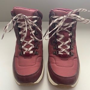 Universal Thread Women’s Bergen Quilted Hiker Boots